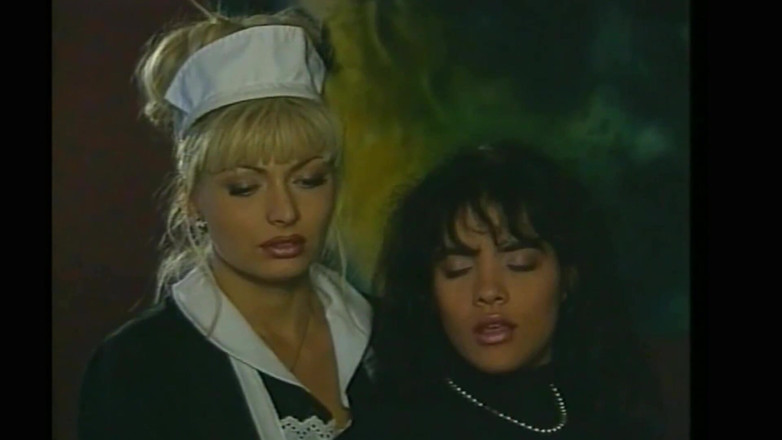 Vintage megastore: Servitoarea lesbiană are o lins de pizdă bună cu doamna...