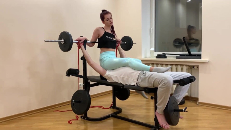 Petite Princesses Femdom: Zrzavá paní Sofi v modrých legínách sedí na obličeji a...