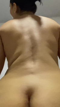 엉덩이가 큰 소녀는 의붓오빠에게 곡선을 즐기게 합니다.