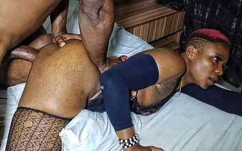 Bangweather: Mengongkek creampie pantat gemuk isteri jiran saya