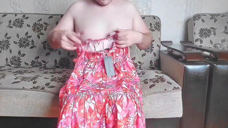 Kitty_Cross: Приголомшливий транссексуал з почервонілими щоками, попиваючи каву з льодом