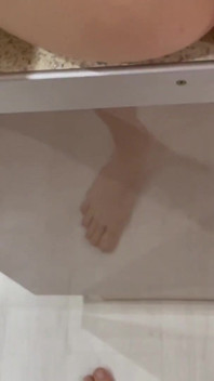 표범 금발 여성은 20cm이며, 테이블 위에서 스위칭하며 자신의 질에 항문을 삽입합니다