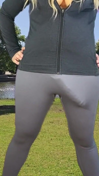 Shemale met grote tieten toont