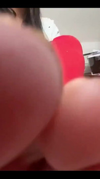 Heiße sexy lehrerin lässt dich an ihren füßen schnüffeln, um deine hausaufgaben nicht zu machen