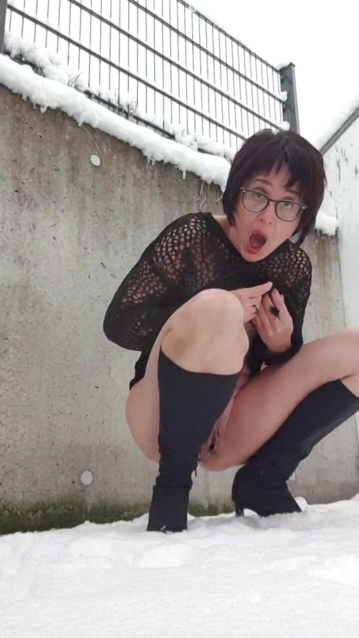 JulieEroticDress: 裸体在雪中高潮和潮吹