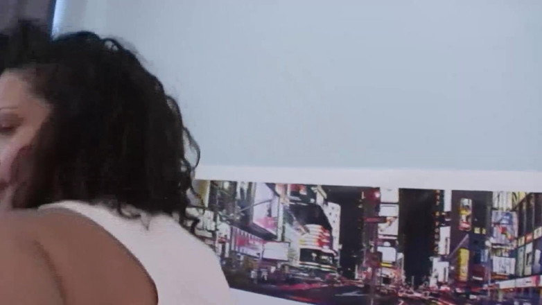 Lethal Teens: La ragazza dai capelli ricci con il suo culo grosso...