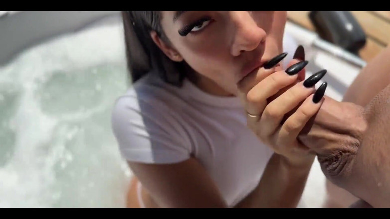 Anna Cherry: Sex na veřejnosti ve vířivce!