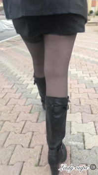 Mini Jupe En Cuir Sans Culotte Et Exhibition En Public