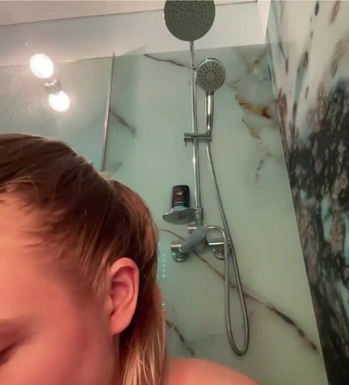 JuiceLussie: Awesome Show in the Shower with Glitter.