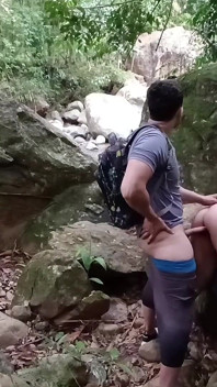 La ragazza lascia che il suo insegnante la scopi nel bosco dopo il college. Lei è molto premurosa e gli permette di registrarlo
