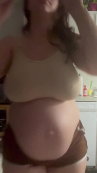 Showing off My Pregnant Figure