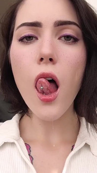Nước bọt đang nhỏ giọt khắp người