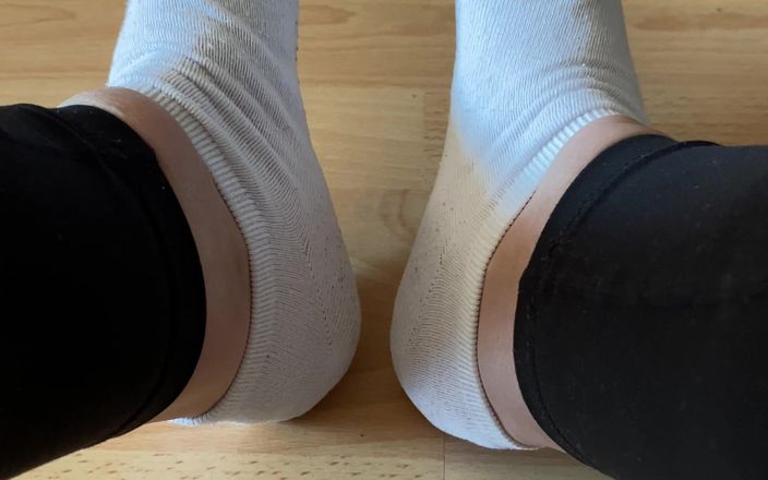 Feet: Đi bộ trong vớ trắng