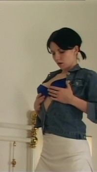 Sexy geile milf met harig poesje in haar kont geneukt en klaarkomen op kontgaatje door minnaar met enorme pik