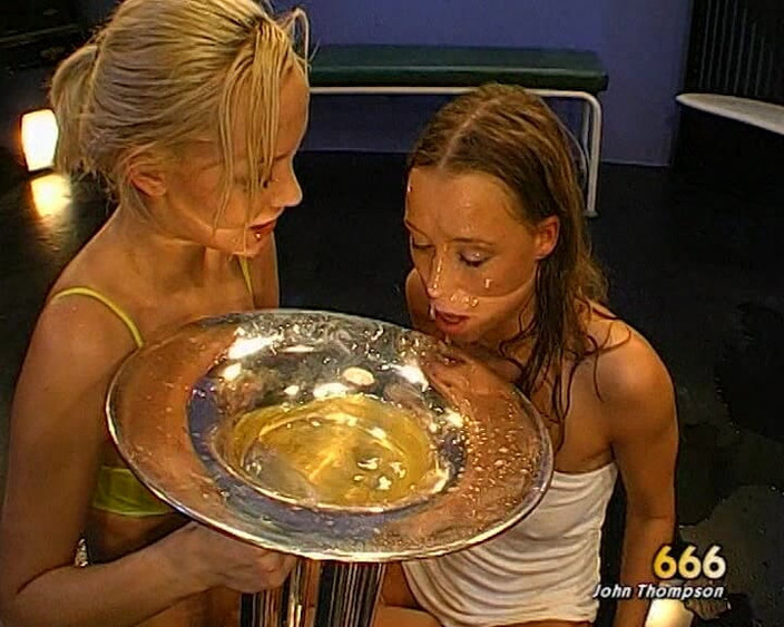 GGG John Thompson OLD STYLE: 2 hete babes houden van zoenen en pis ruilen in...