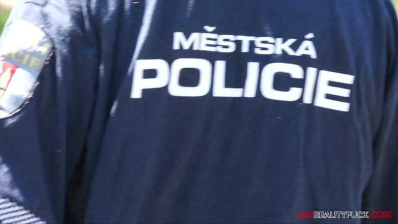 Czech Pornzone: Prsatá sexy brunetka má sex s falešným policistou