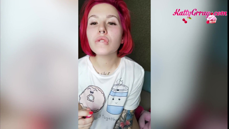 Katty Grray: Götüne tıkaç takmış kızıl saçlı kaltak sıkı amcığıyla oynuyor