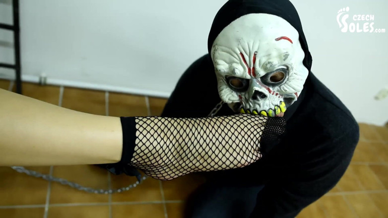 Czech Soles - foot fetish content: Strega cattiva e sexy che usa il suo servo non...