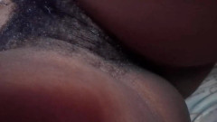 Super sexy ebony cuties: Pocieranie moich niezwykle owłosionej cipki niesamowite jęki orgazmy