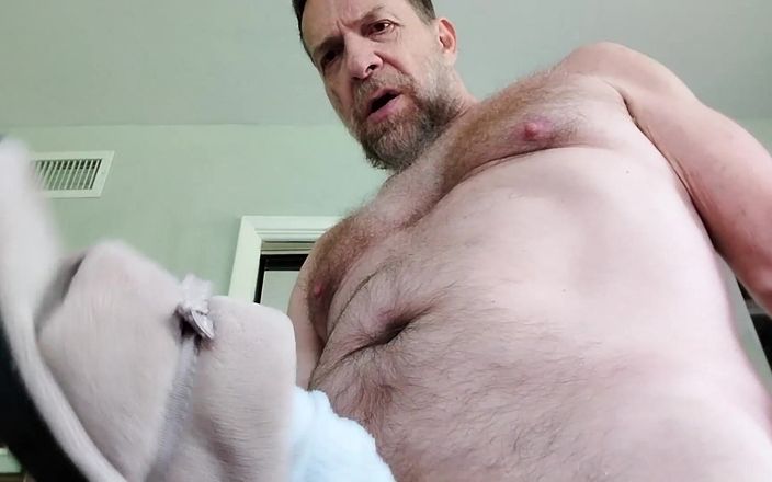 Hairyartist: Futai cu șosete și papuci