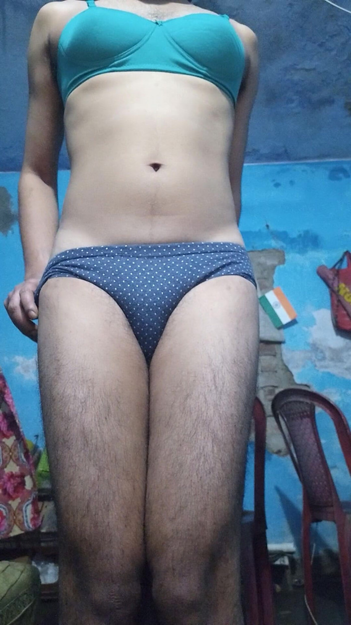 Lustyizlife: Indischer Sissy Femboy transvestiert mit Phimosis schwanz wichst und streichelt,...