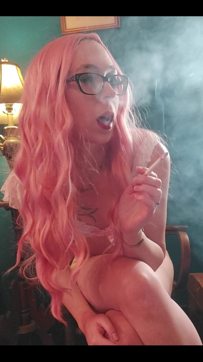 MistressThrope: Capelli rosa arrapante che fumano