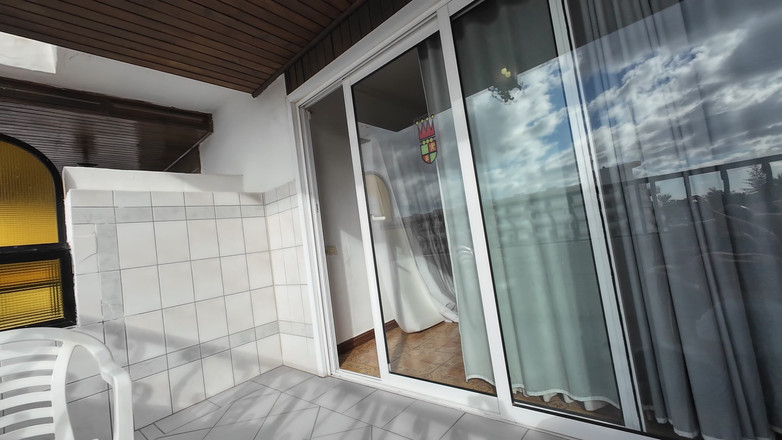 SkinnyWithAHugeDick: 户外口交和射在她漂亮的粉红色阴户上