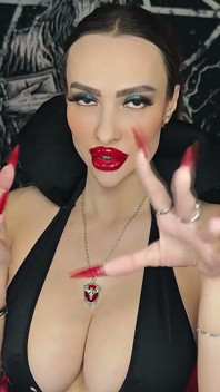 Reprogramarea Aromei De La Vampiress Sexy Cu Gheare Lungi
