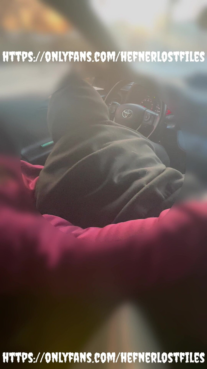 PlayboyHef: 漂亮的屁股吮吸鸡巴，而汽车开车通过