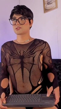 Ken Femboy Tančí Před Kamerou Oblečený Jako Děvka Sissy