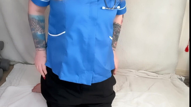 MissFFW: Enfermera desesperada se mea por todo el piso