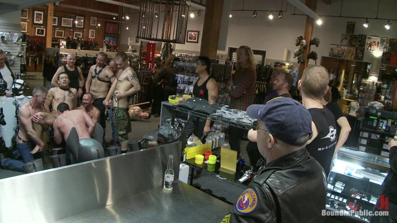 Bound in public: Un garçon déchiré se fait choquer et remplir le trou...