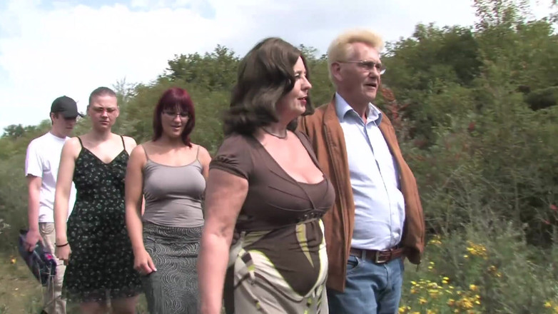 Mature Climax - 100% Mature Videos: Une femme mature chevauche la bite d'un jeune