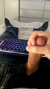 Quick Wank and Cum in My Jeans While Gaming