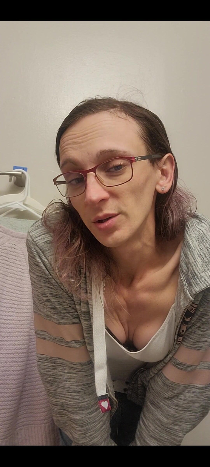 Shannon Rogue: 裸になる