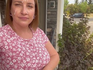 Avril Showers: Gospodyni w sukience słonecznej spust chodzenie po lodziku na twarz