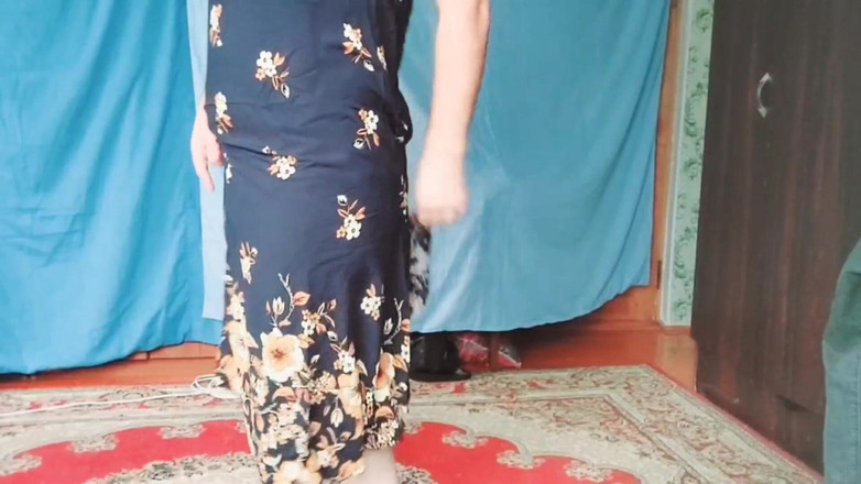 Kitty_Cross: Sexy crossdresser divoce tančí pod zářícími neonovými světly