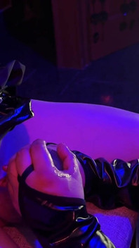 Robie Ashe Vex Shemale în latex uns cu ulei este masturbat până când ea vine de Daniela Zhukov