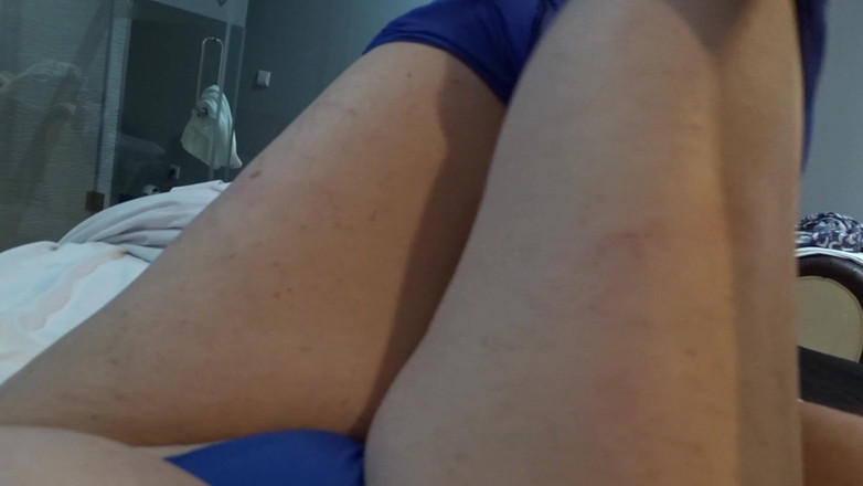 Florance Wimps: Blauwe nylons &amp; Choco condoom