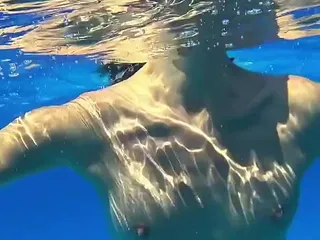 GoldTeachers: Stunning Girl Swims Nude on Public Beach