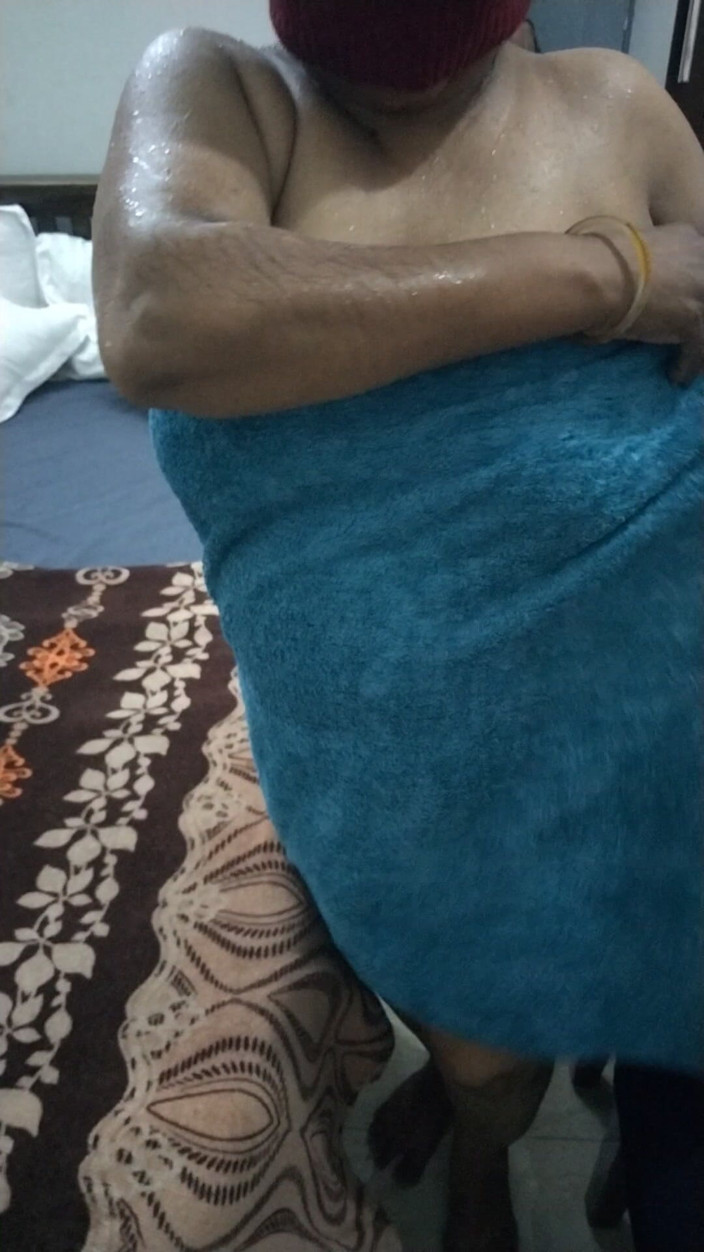 Tamil lesbian: Hot Bathing Stepmom