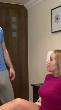 Ashley Rider dostane pomoc od Ricky Stone při potěšení