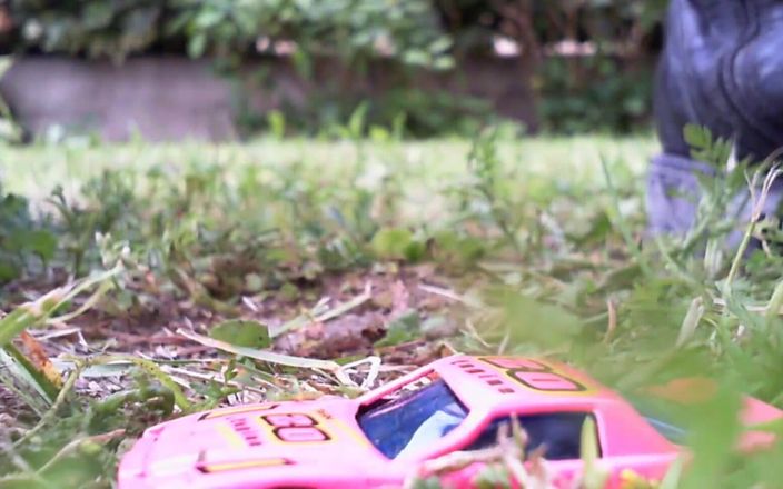 Nicoletta Embassi: Un videoclip minunat zdrobitor îmi urmărește picioarele zdrobindu-mi o mașină mică...