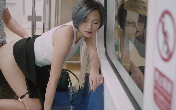 Perv Milfs n Teens: Сцена с азиатской возбужденной крошкой в метро - извращенная милфа и тинки