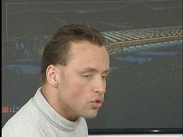 Lucky Cooch: ストッキングを着てディルドに乗ってボールを舐める巨乳ブルネット