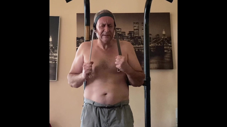 Alex Art: Anciano masturbándose y haciendo ejercicio