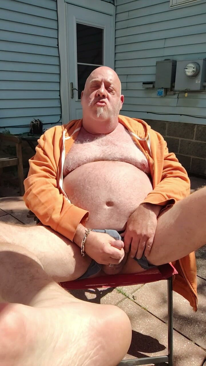 beardaddychub: Short Public Cum!!