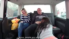 Maldita loira gostosa está pulando estourada em um pau enorme na van