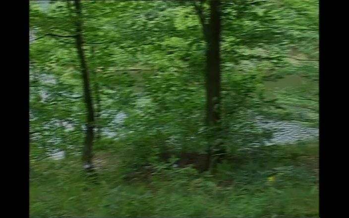 Fuck And Go: Mooie roodharige milf geneukt in het bos en ondergespoten op...