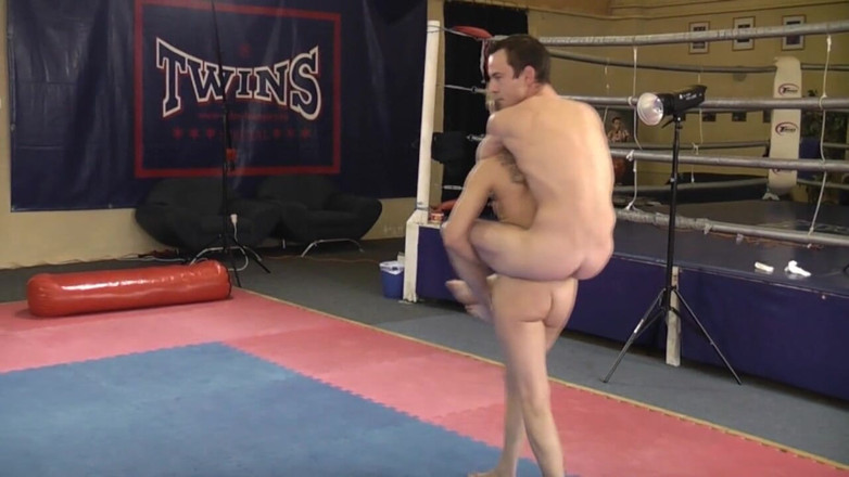 European Lift and Carry Club: Dopo la partita di wrestling lei gli fa un bel...